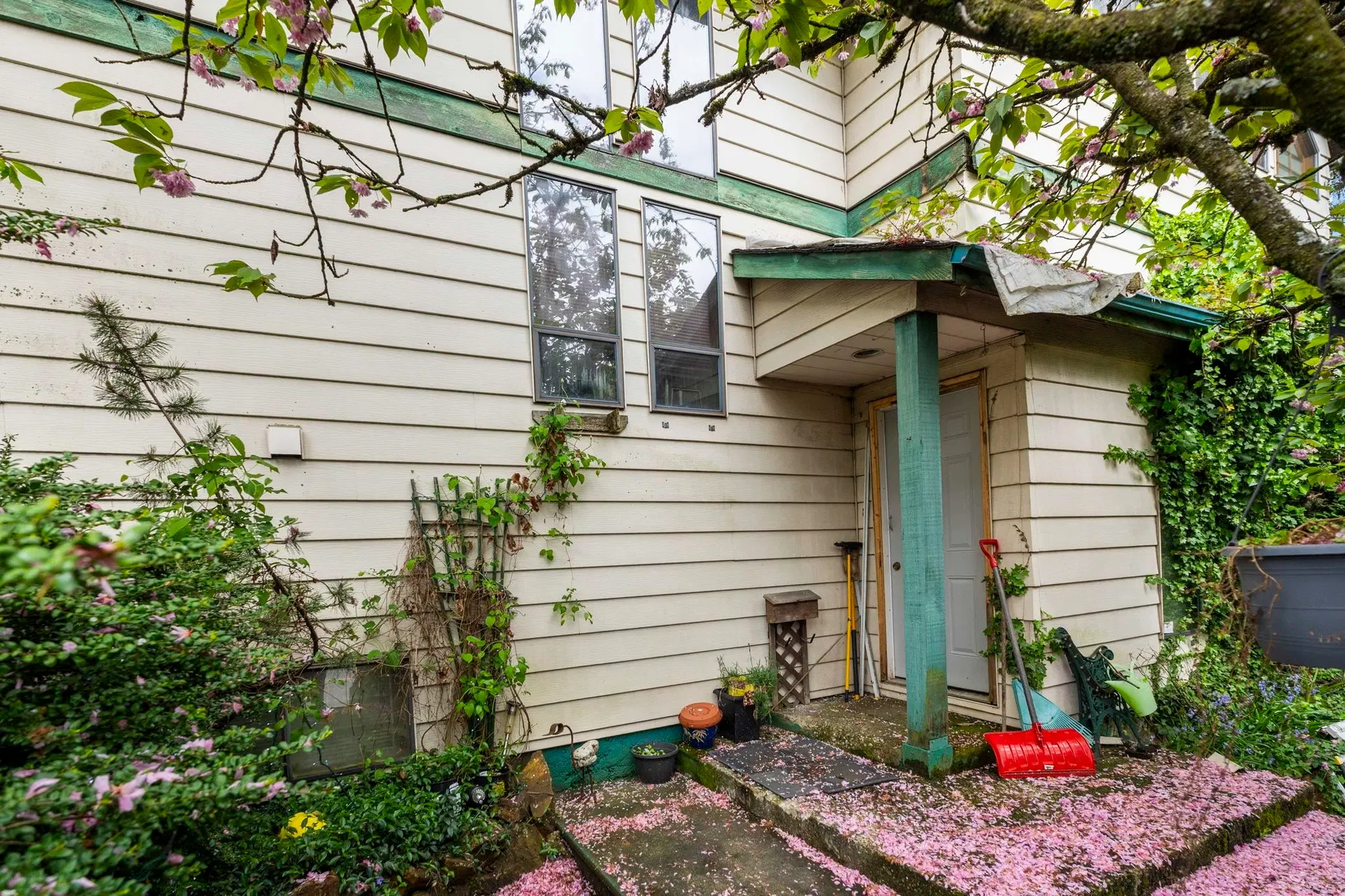 Photo 3 of 19 at 451 E Eighth Avenue