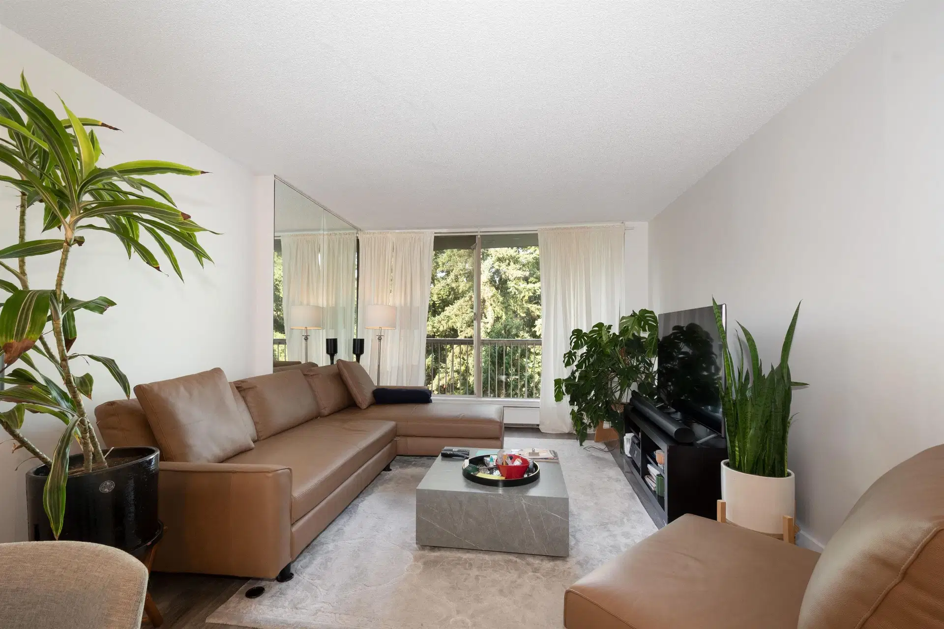 #901 – 2020 Fullerton Avenue
