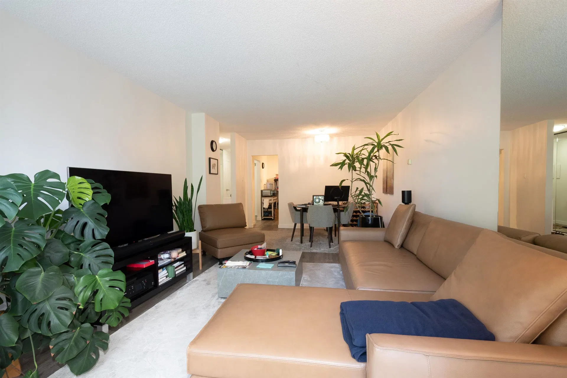 Photo 4 of 21 at #901 – 2020 Fullerton Avenue