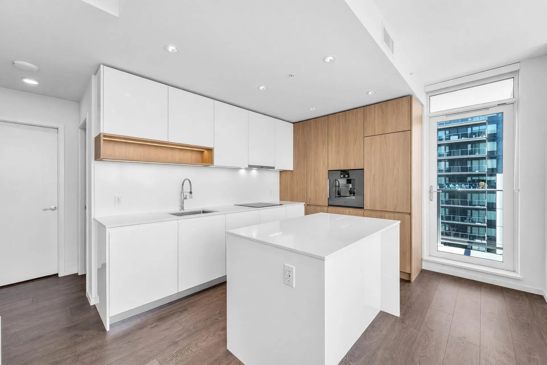 #902 – 6808 Minoru Boulevard