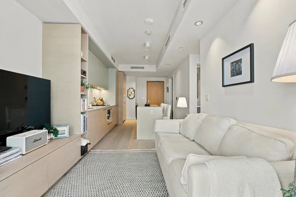 Photo 3 of 34 at #3703 – 1289 Hornby St