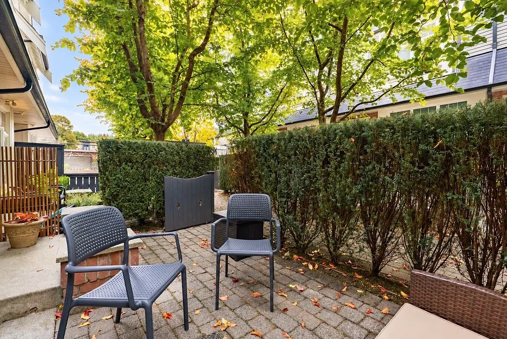 Photo 3 of 40 at 3822 Welwyn Street
