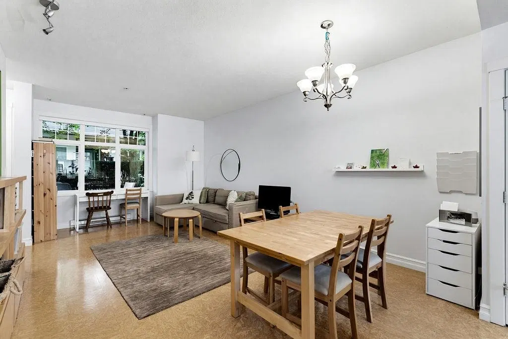 Photo 4 of 40 at 3822 Welwyn Street