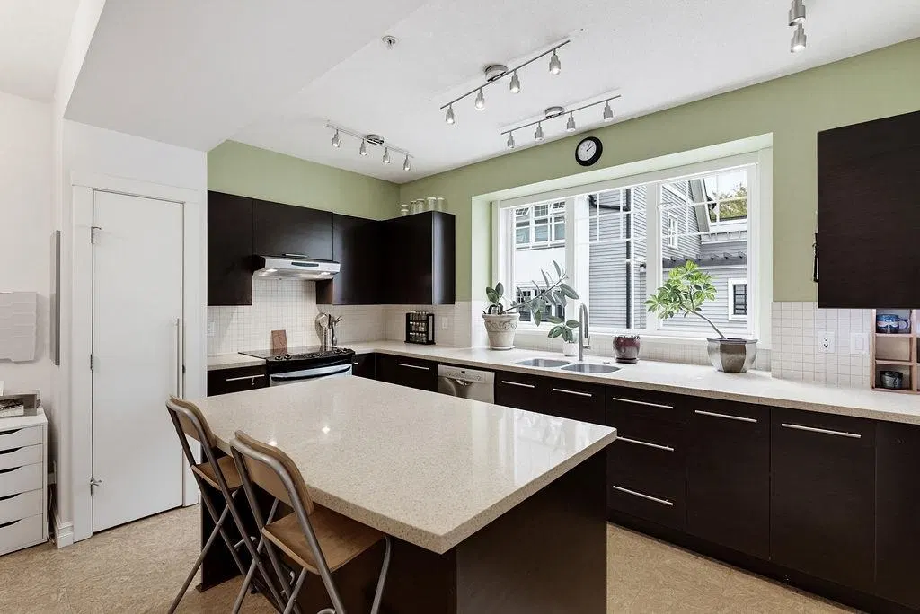 Photo 5 of 40 at 3822 Welwyn Street
