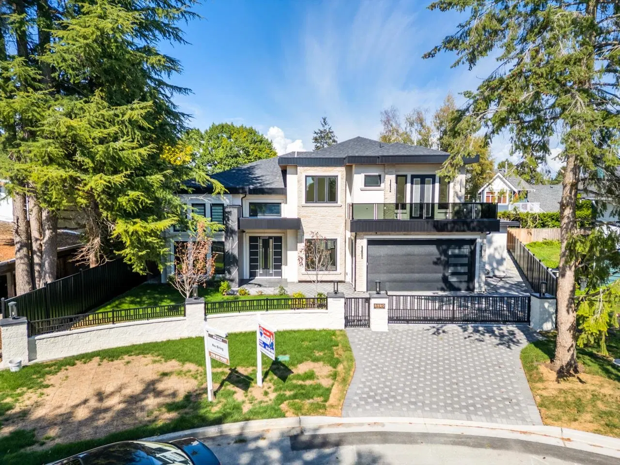Photo 1 of 40 at 3820 Springthorne Crescent