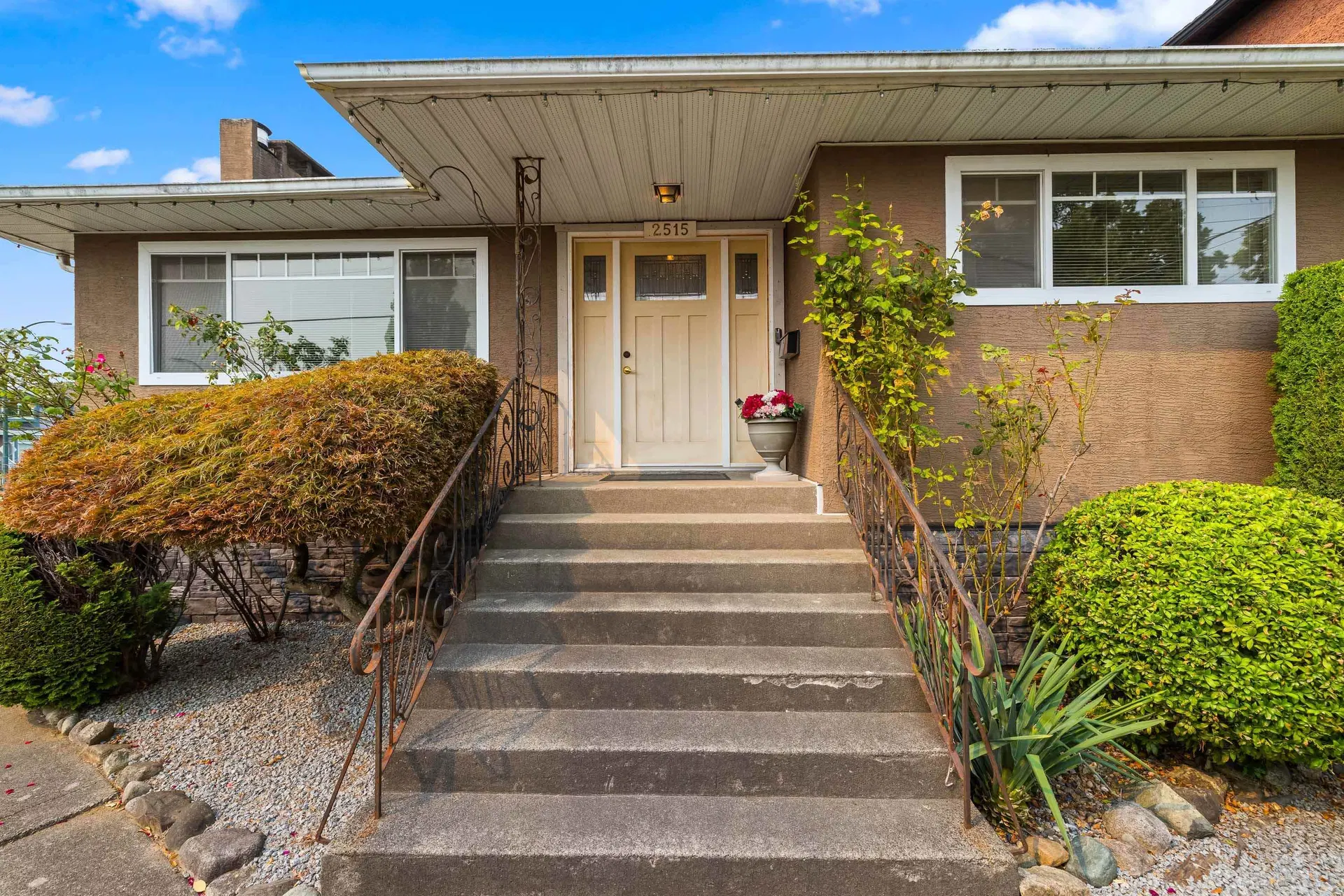 Photo 3 of 40 at 2515 E 45th Avenue