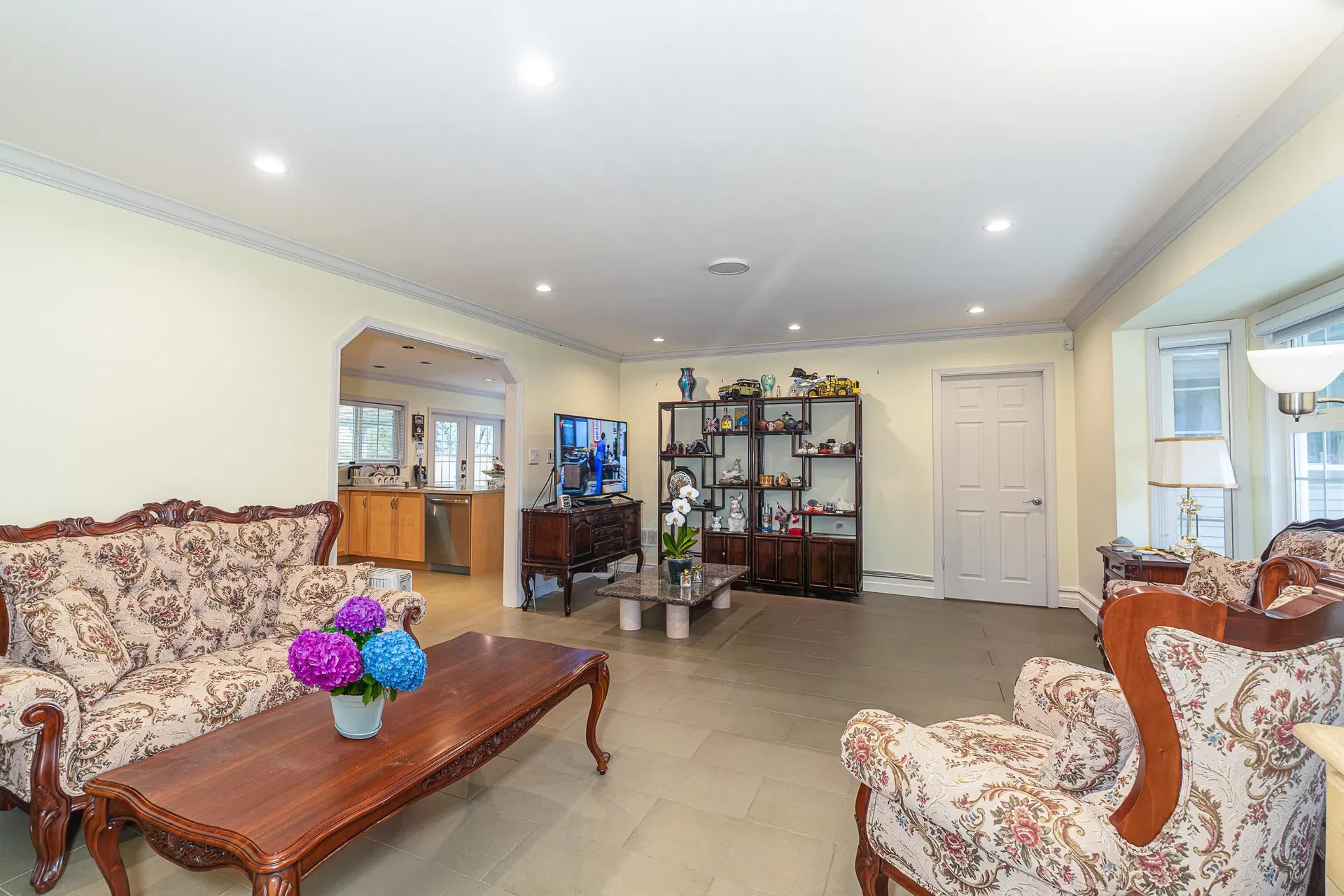 Photo 3 of 26 at 10060 Swinton Crescent