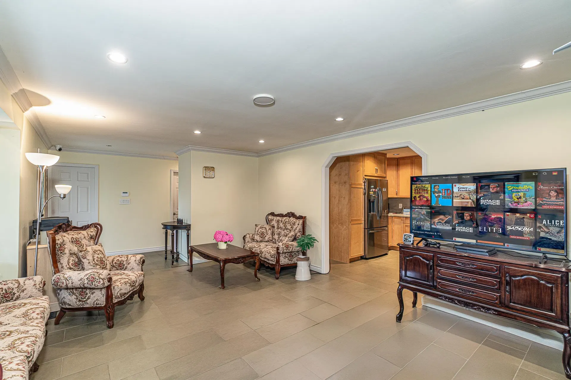 Photo 4 of 26 at 10060 Swinton Crescent