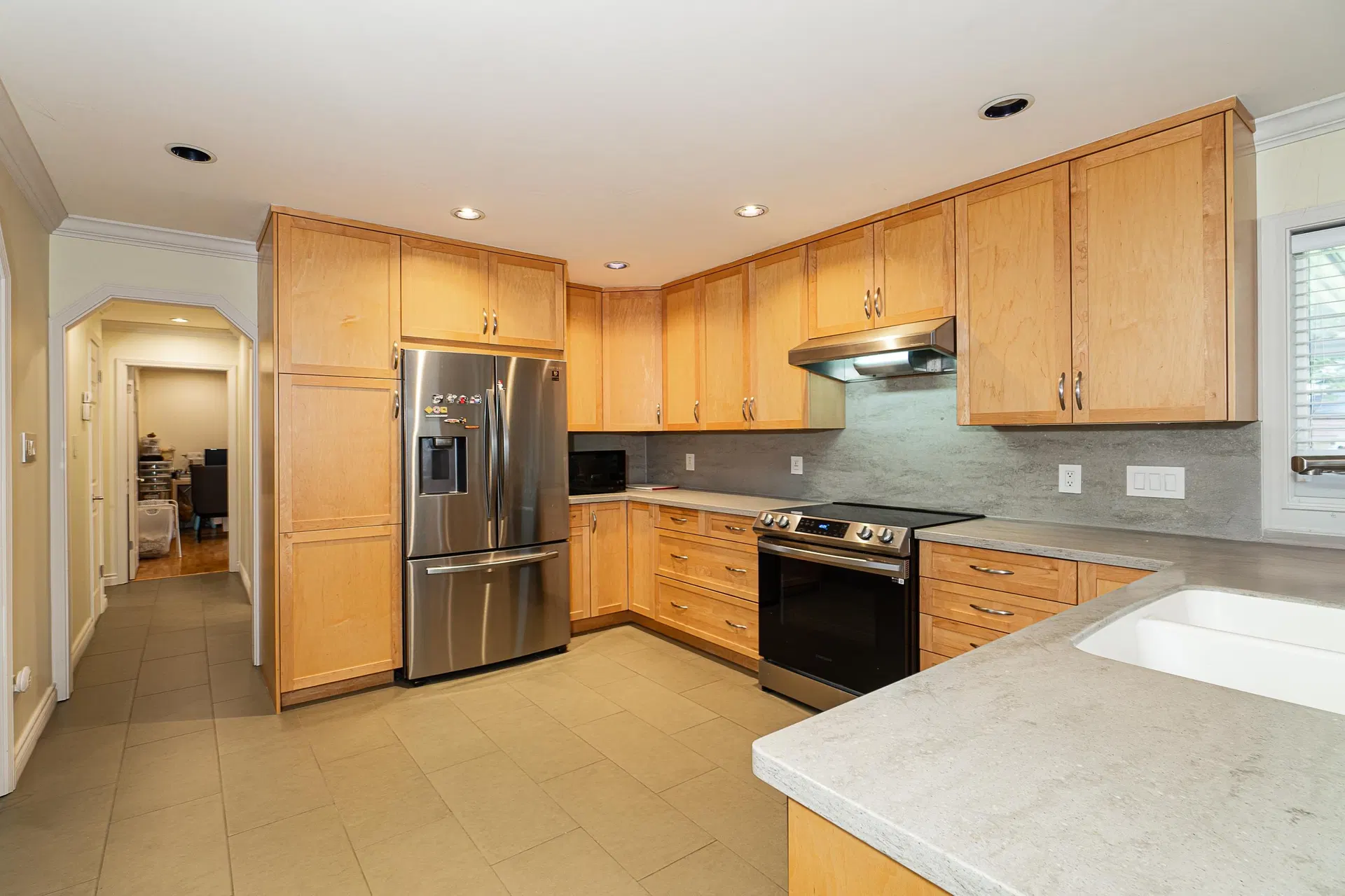 Photo 5 of 26 at 10060 Swinton Crescent
