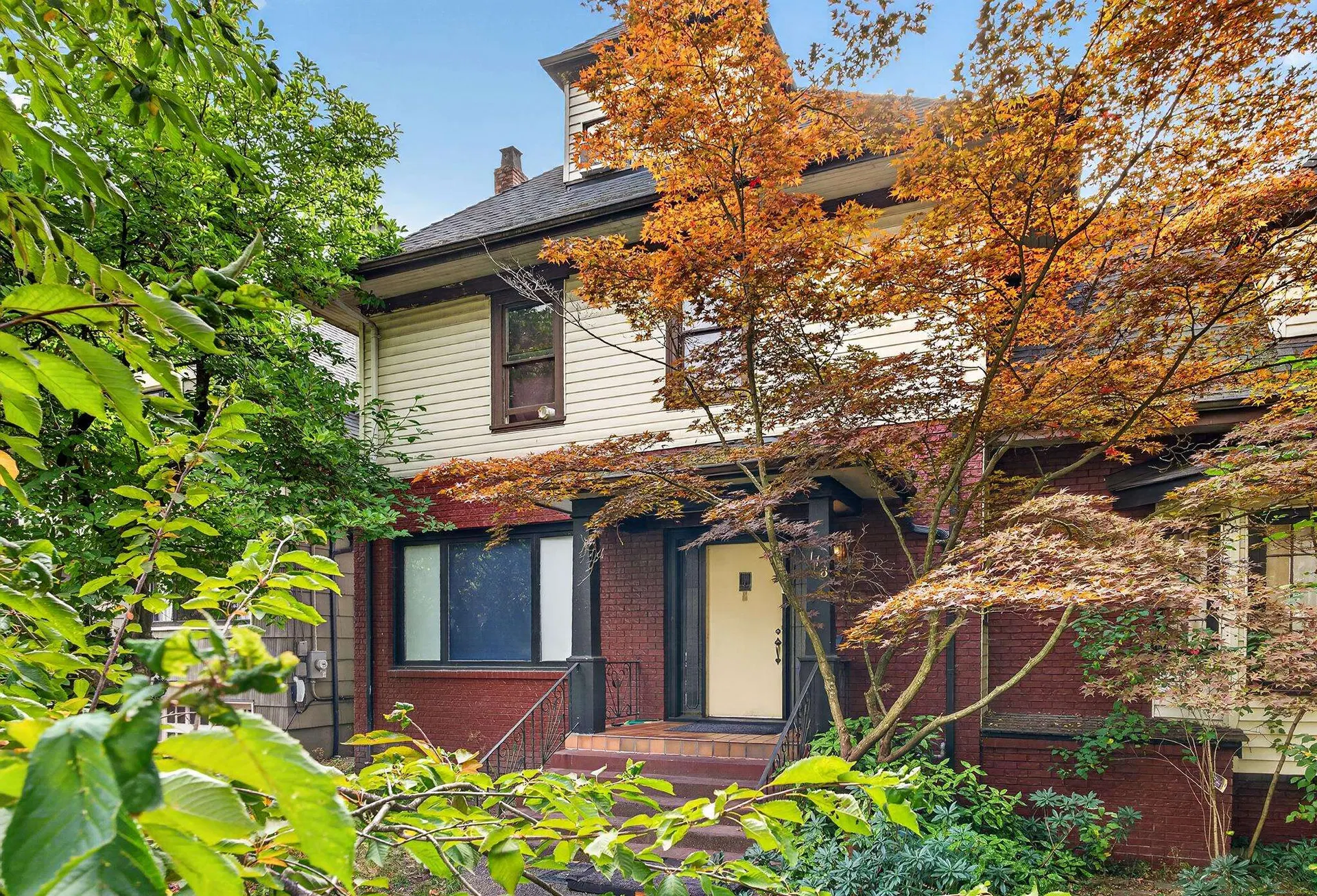 Photo 2 of 7 at 118 Queens Avenue
