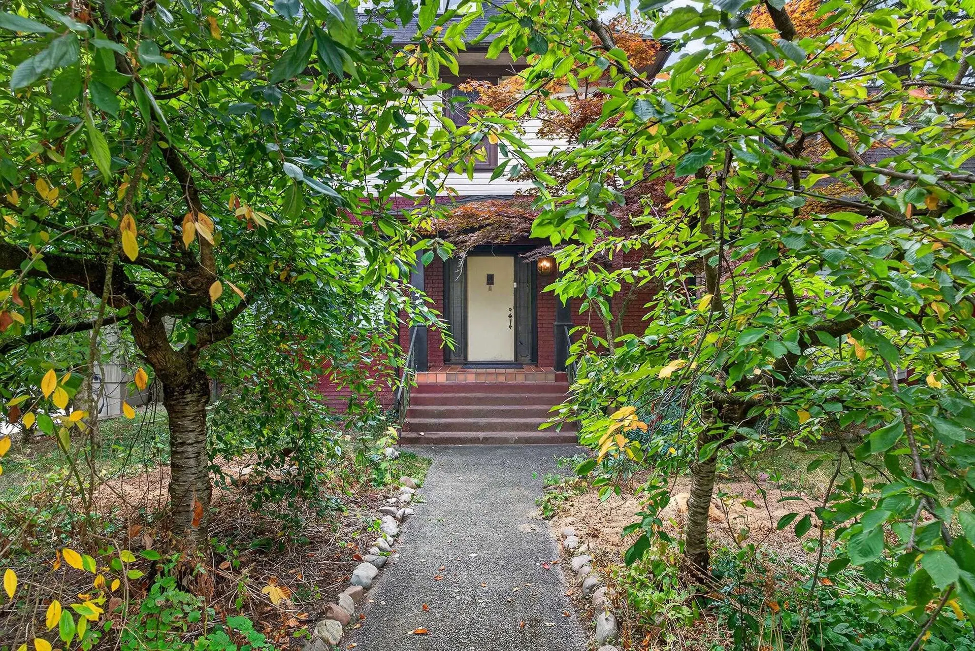 Photo 3 of 7 at 118 Queens Avenue