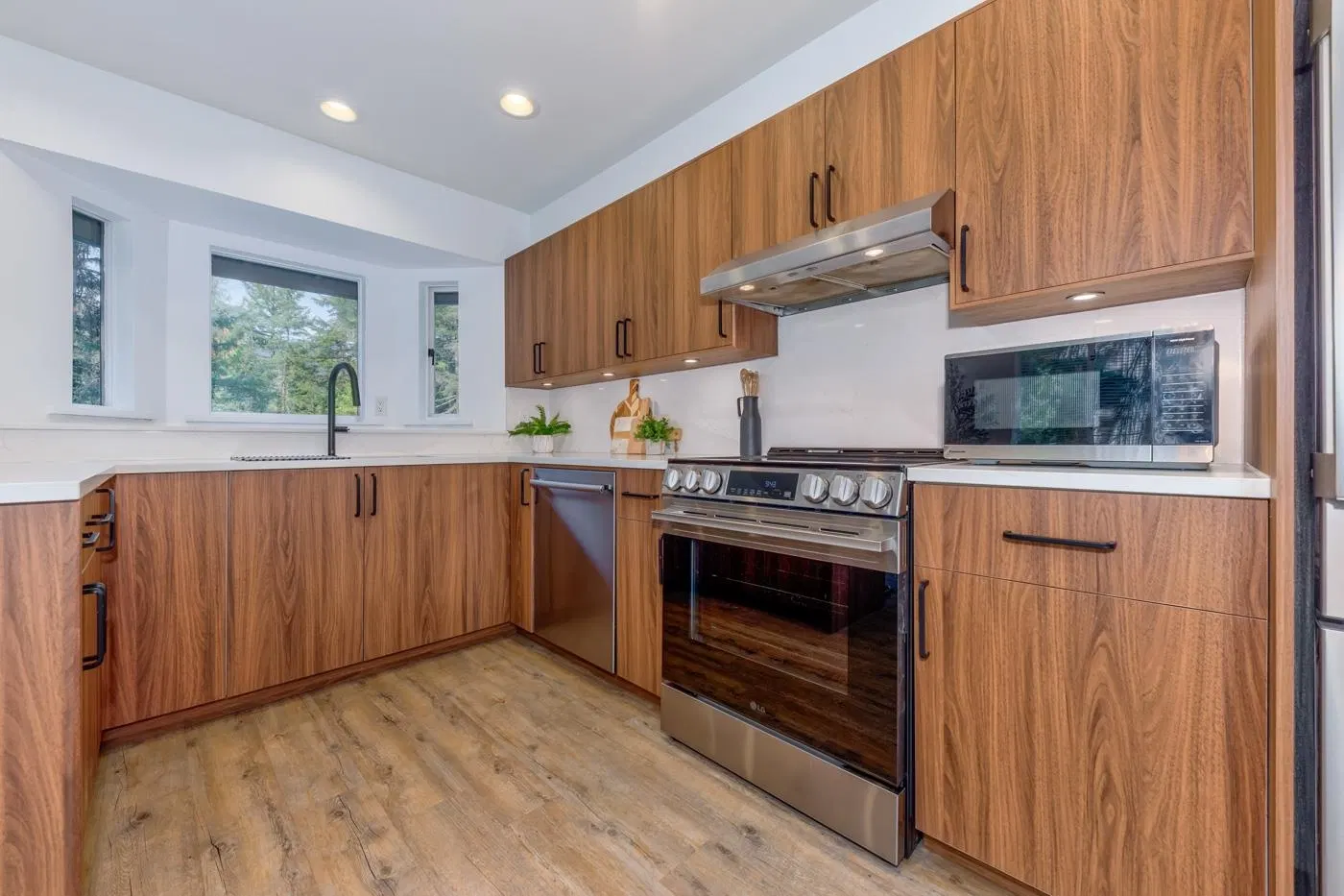 Photo 3 of 39 at 2053 Garibaldi Way