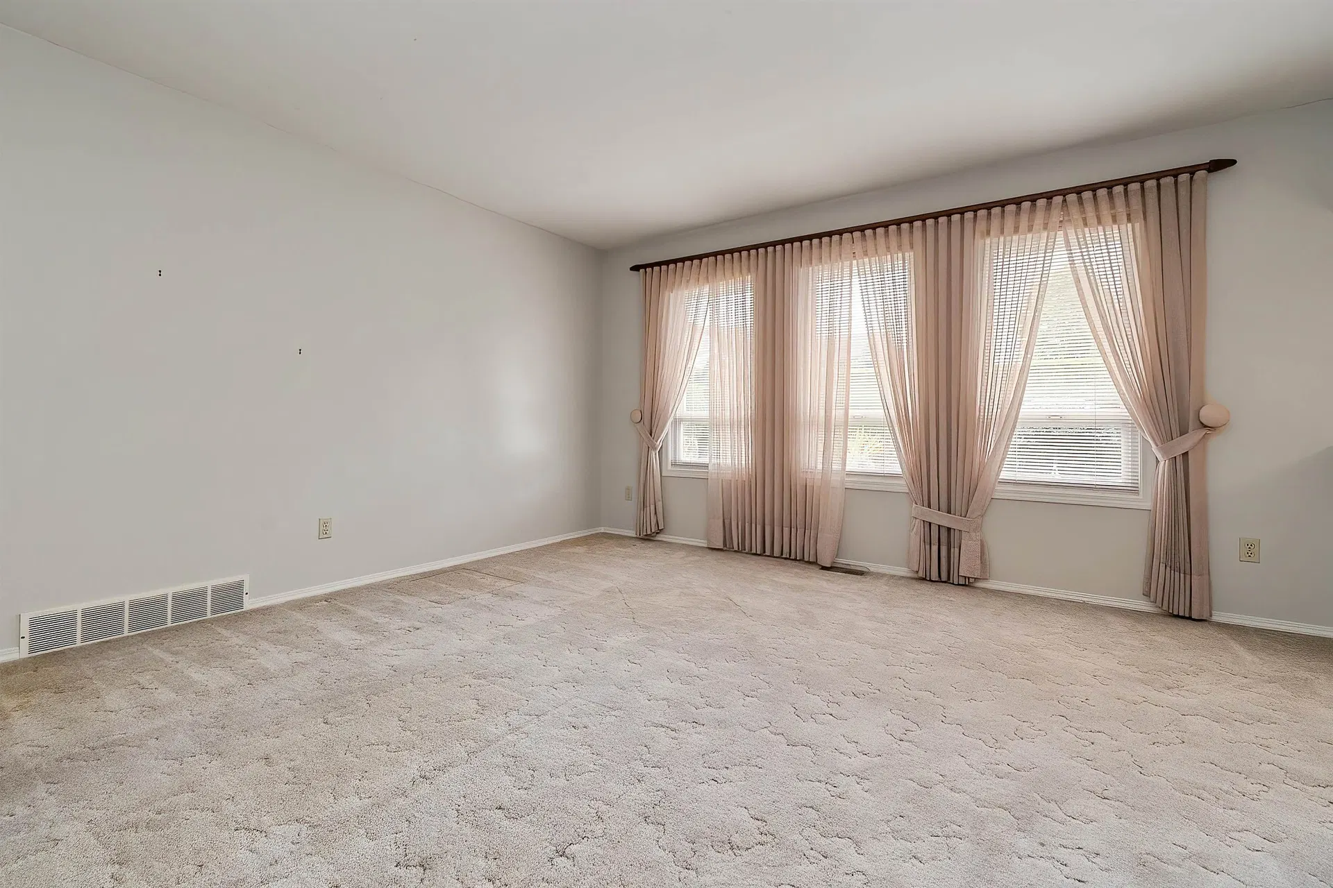 Photo 4 of 40 at 46634 Elliott Avenue