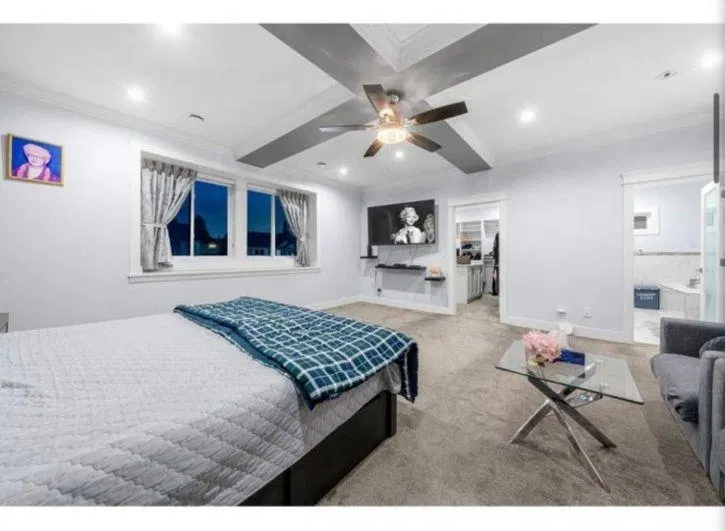Photo 3 of 40 at 6637 121a Street