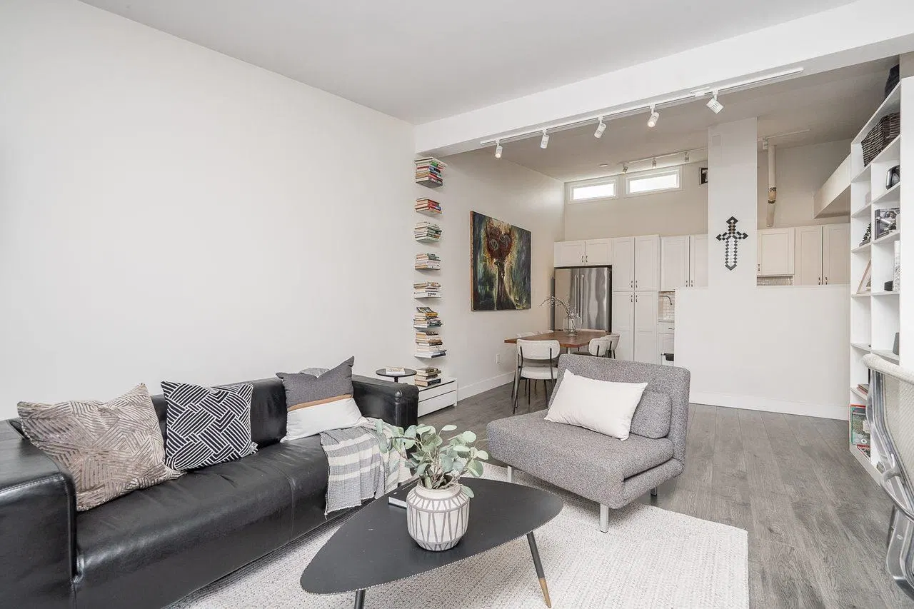 Photo 3 of 34 at #408 – 2333 Triumph Street