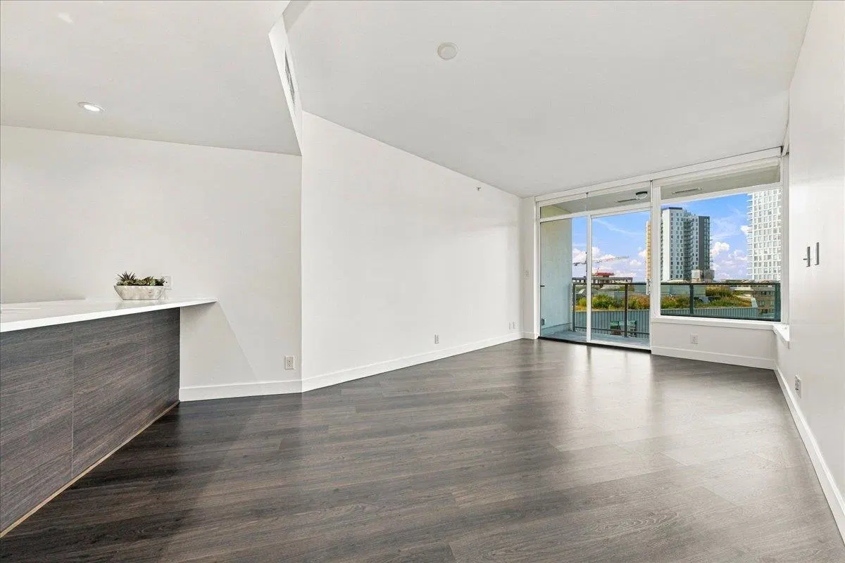 Photo 4 of 40 at #706 – 3557 Sawmill Crescent