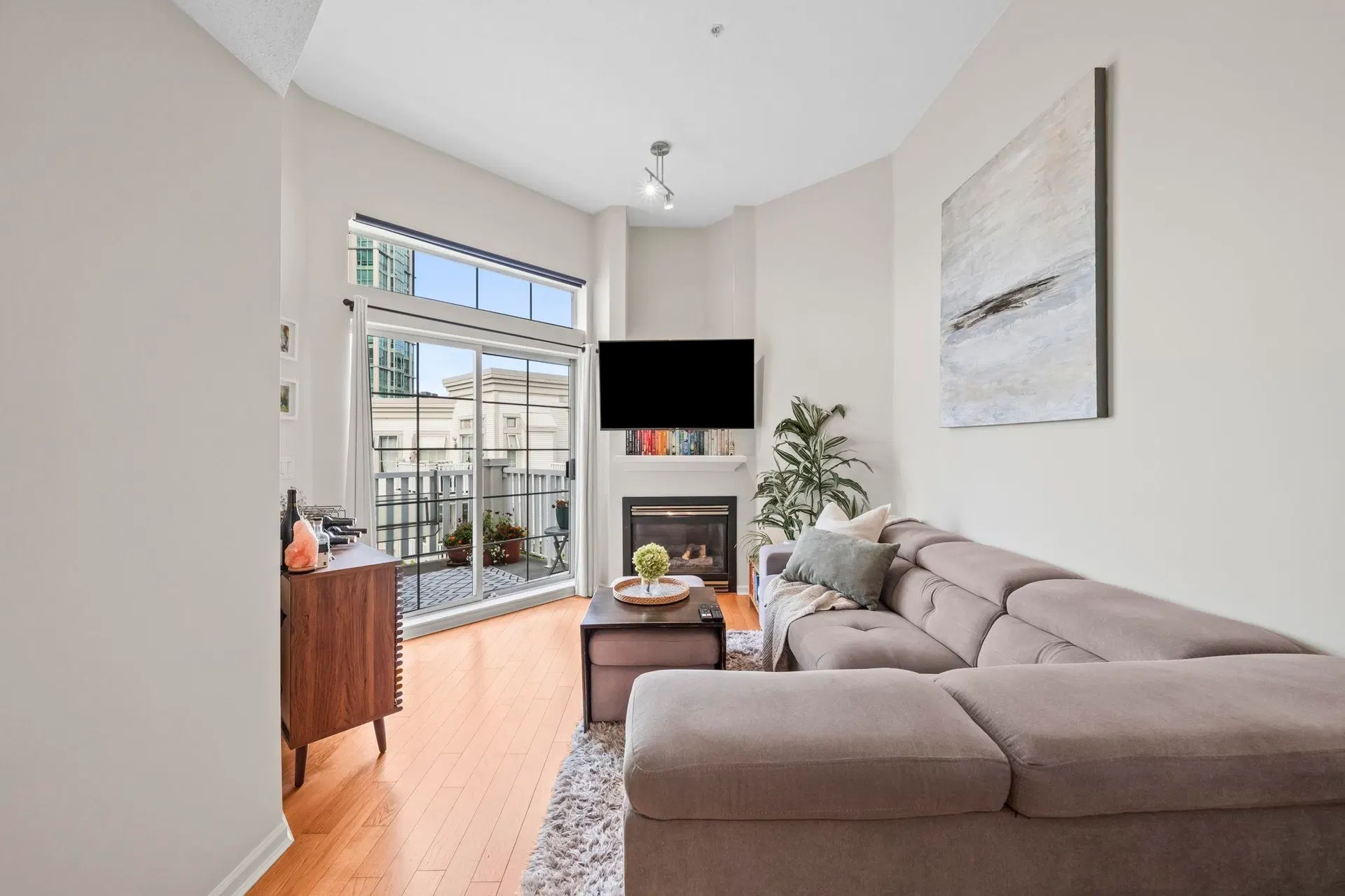 Photo 3 of 40 at #413 – 147 E 1st Street