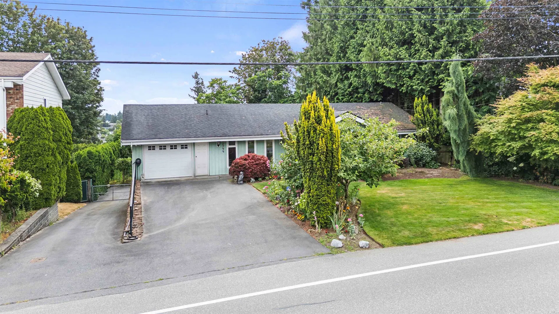2544 Sunnyside Crescent