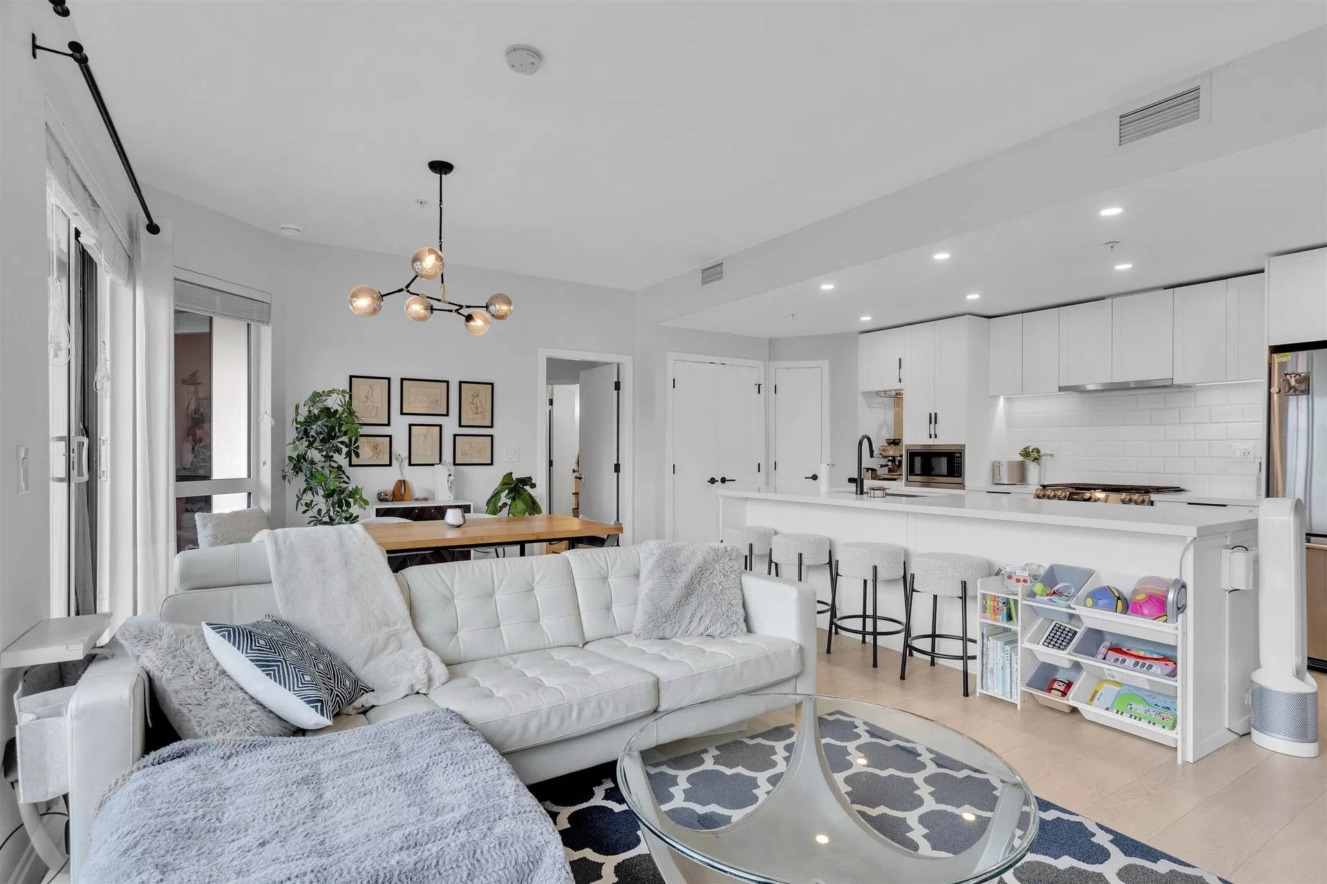 Photo 4 of 26 at #609 – 3038 St George Street