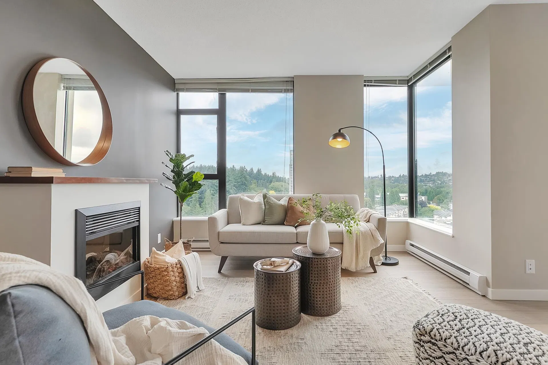 Photo 2 of 33 at #2203 – 15 E Royal Avenue