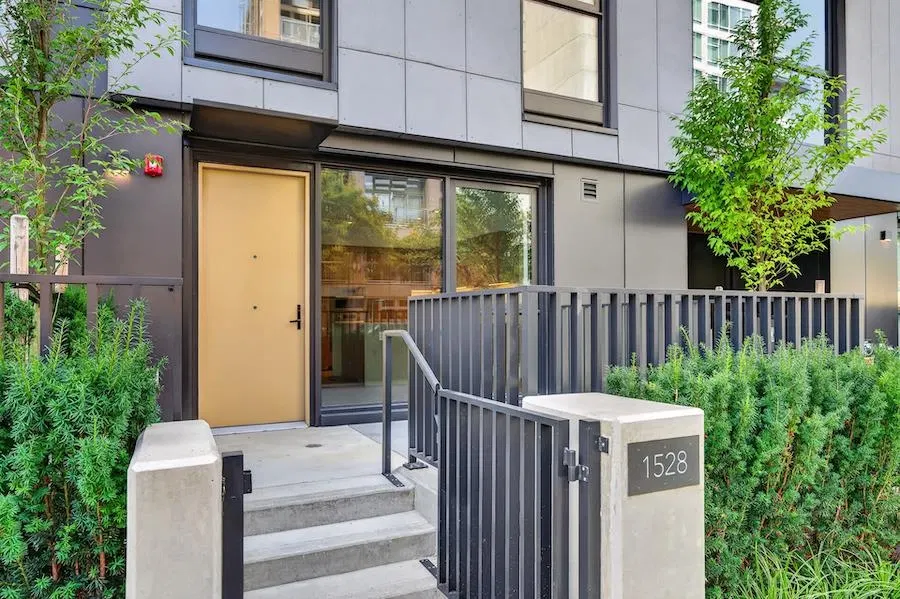 Photo 2 of 40 at 1528 W 6th Avenue