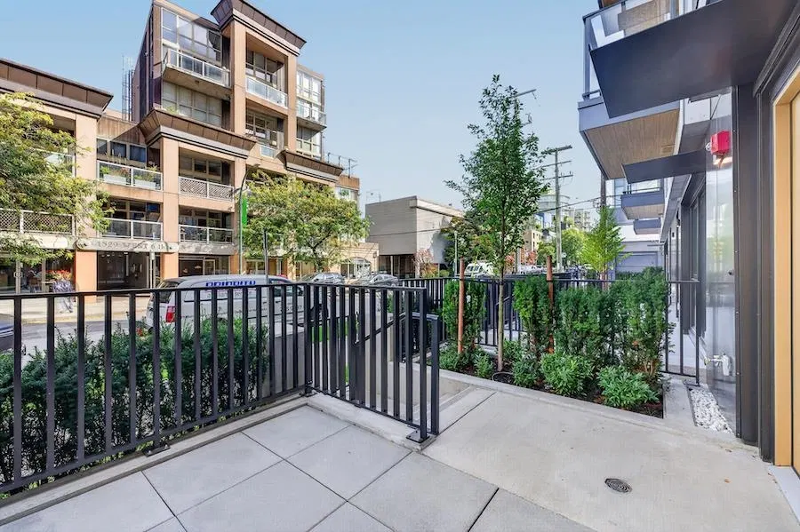 Photo 3 of 40 at 1528 W 6th Avenue