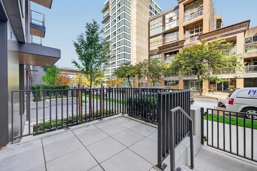 Photo 4 of 40 at 1528 W 6th Avenue