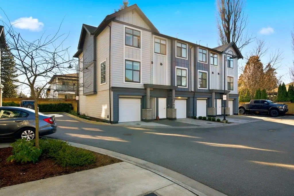 Photo 3 of 34 at #701 – 2267 Mckenzie Road