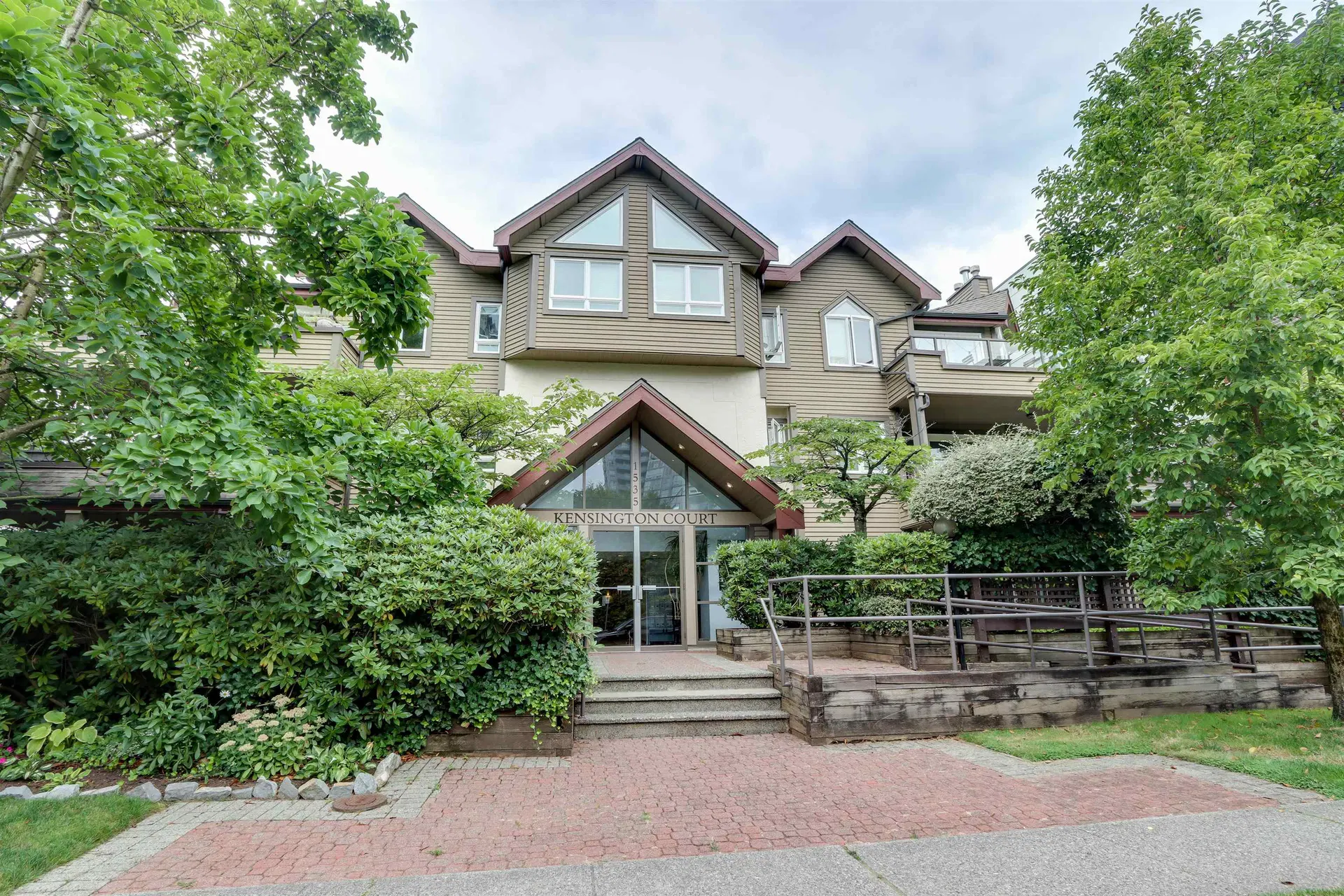 Photo 2 of 22 at #205 – 1535 Chesterfield Avenue