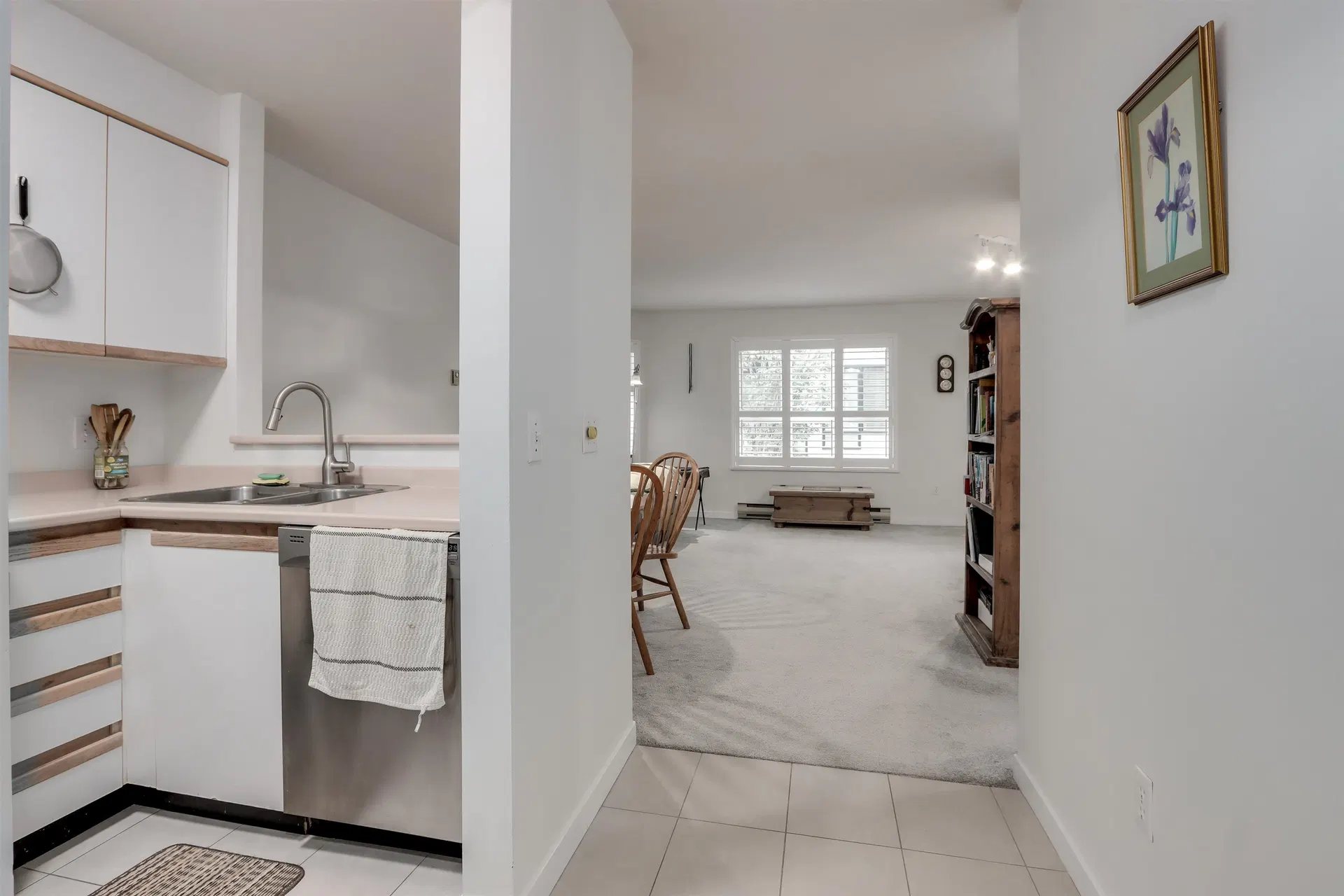 Photo 3 of 22 at #205 – 1535 Chesterfield Avenue