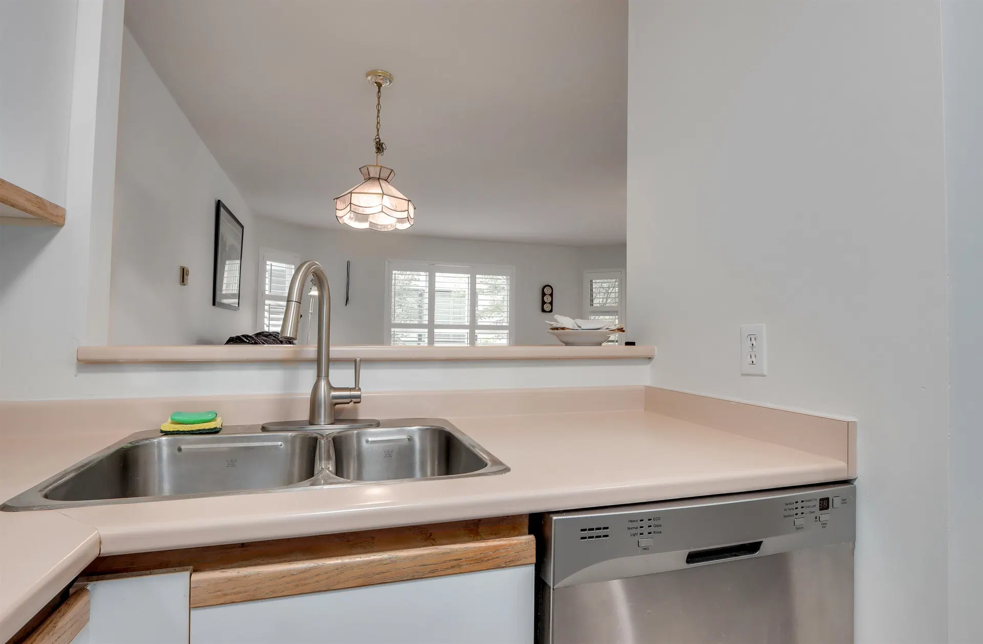 Photo 5 of 22 at #205 – 1535 Chesterfield Avenue