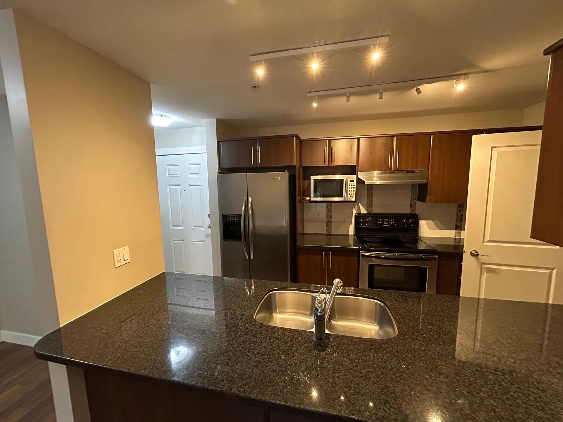 Photo 4 of 10 at 19388 65 Avenue