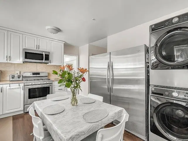 Photo 4 of 10 at 938 E 29th Street