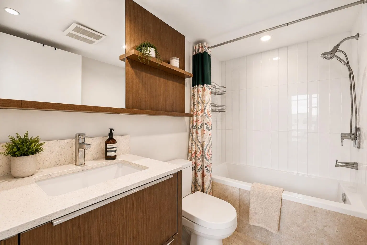 Photo 5 of 38 at #705 – 538 W 7th Avenue