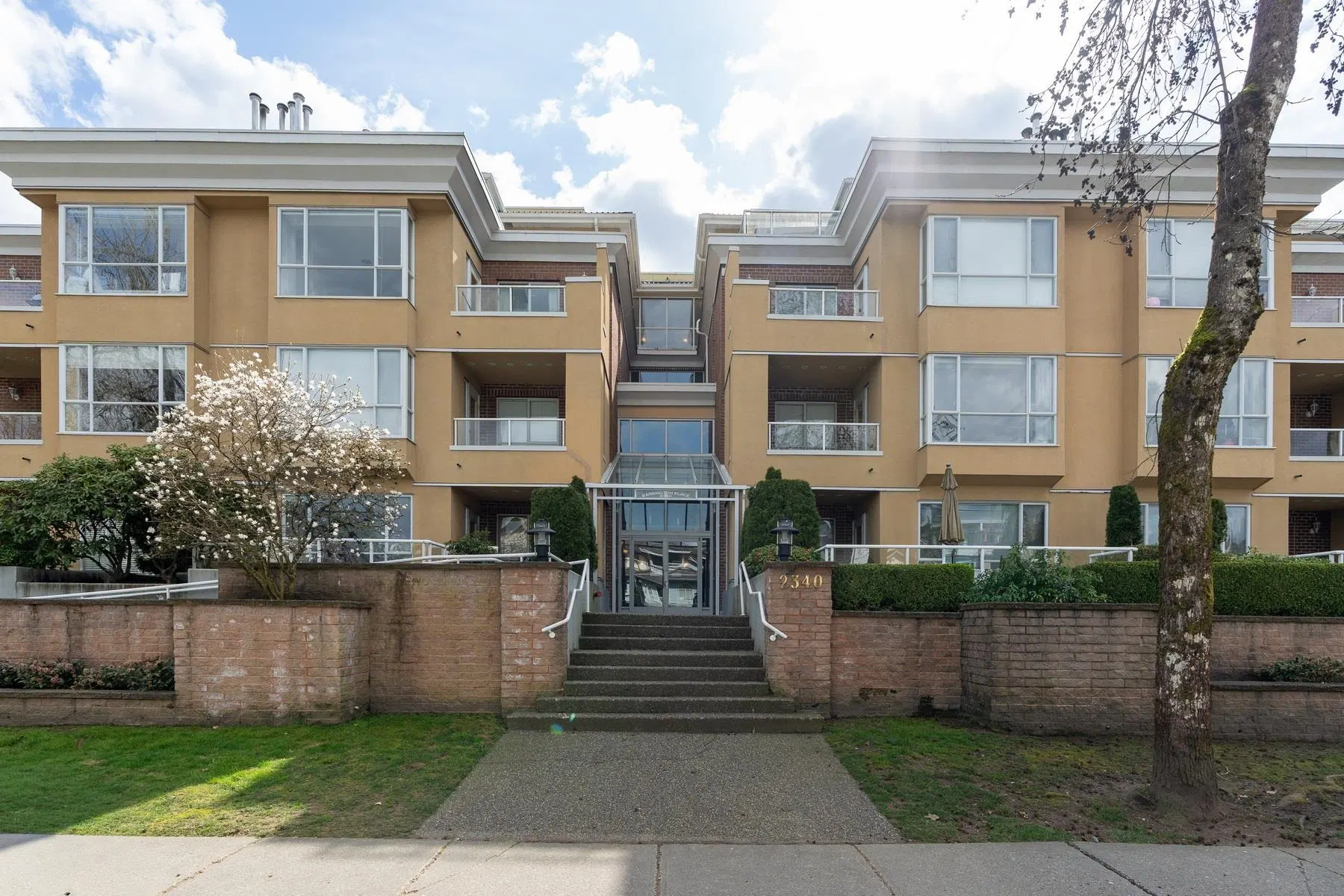 #404 – 2340 Hawthorne Avenue