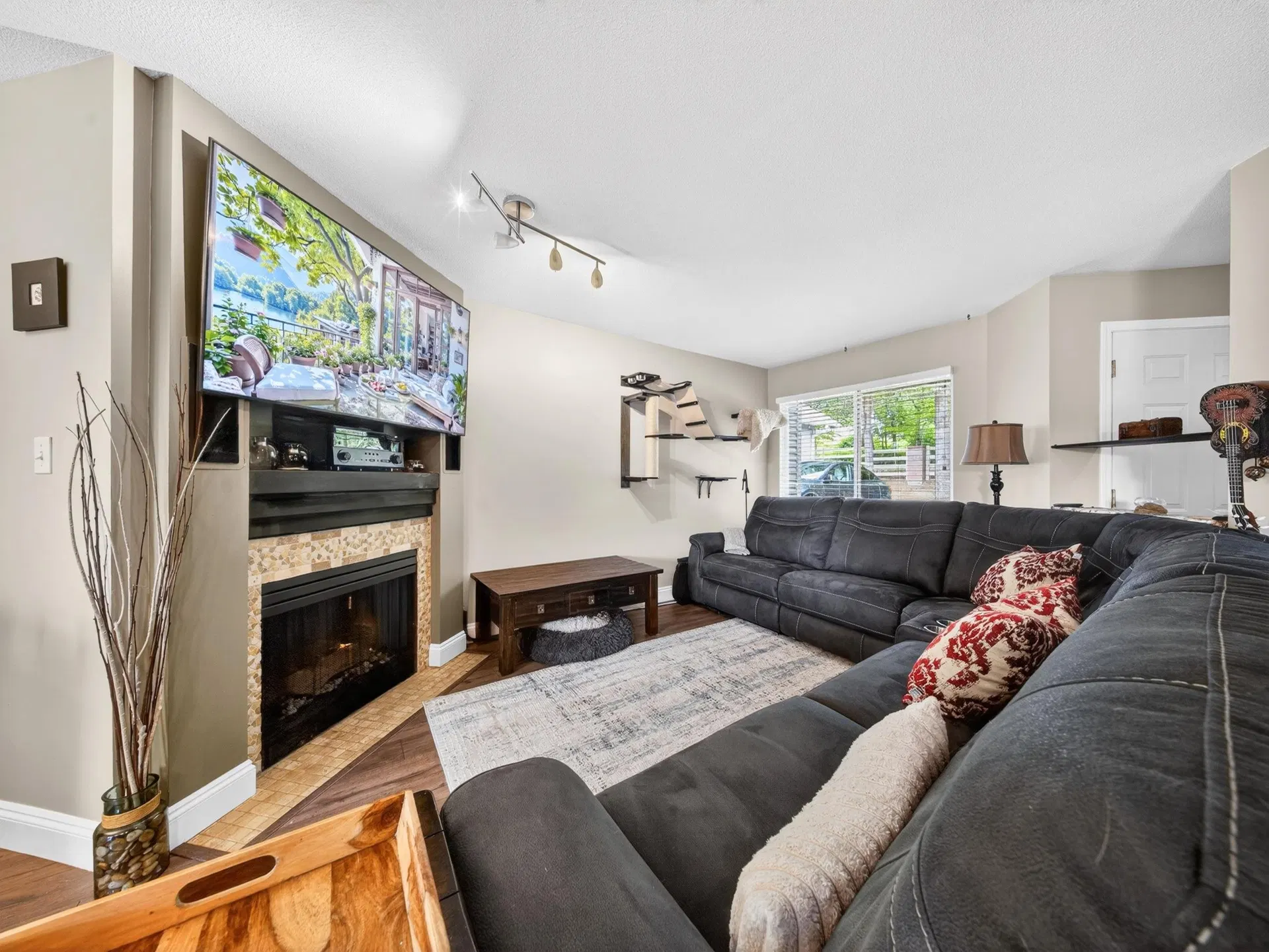 Photo 3 of 36 at #512 – 13900 Hyland Road
