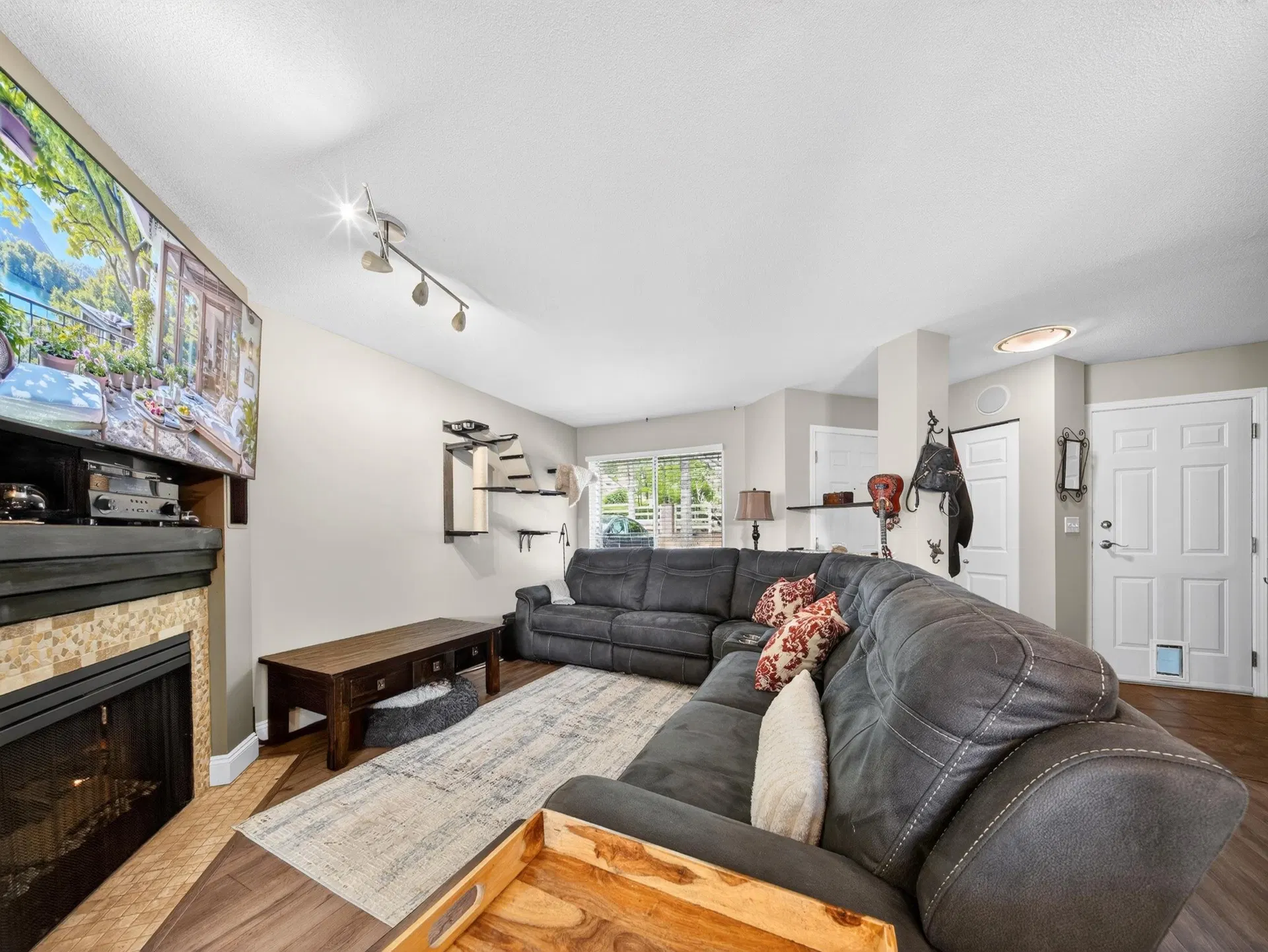 Photo 4 of 36 at #512 – 13900 Hyland Road