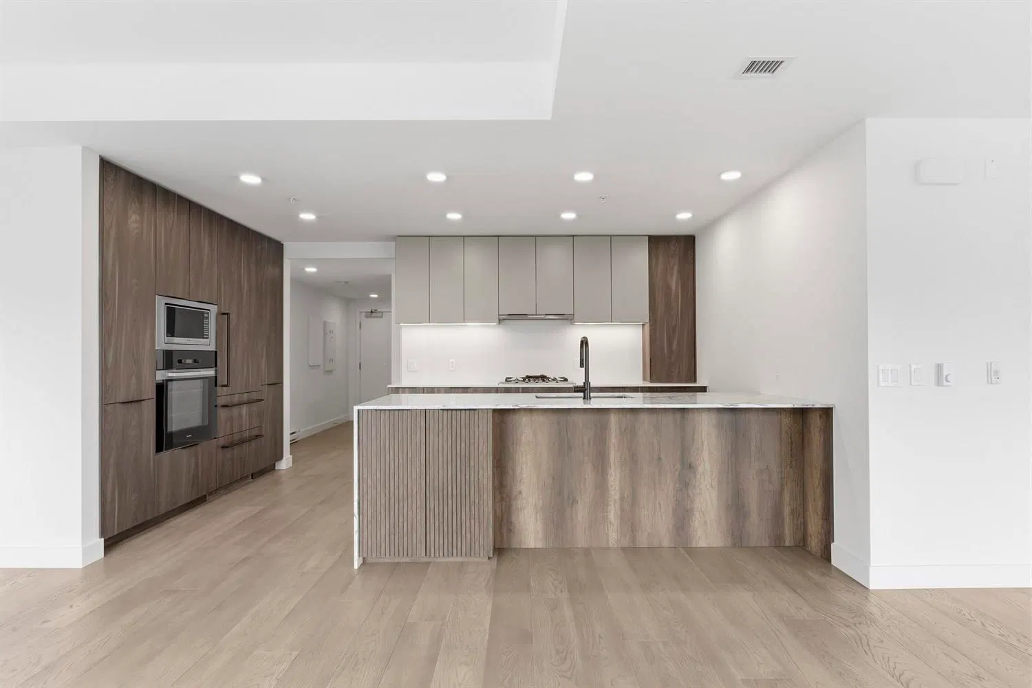 Photo 4 of 31 at #309 – 3590 W 39th Avenue