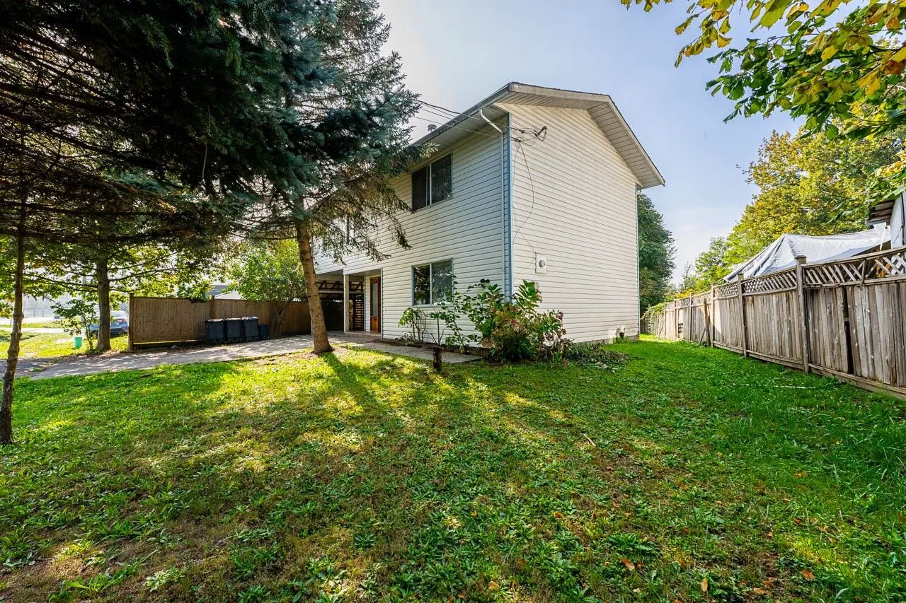 Photo 4 of 40 at 11525 125a Street