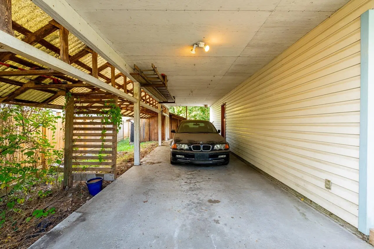 Photo 5 of 40 at 11525 125a Street