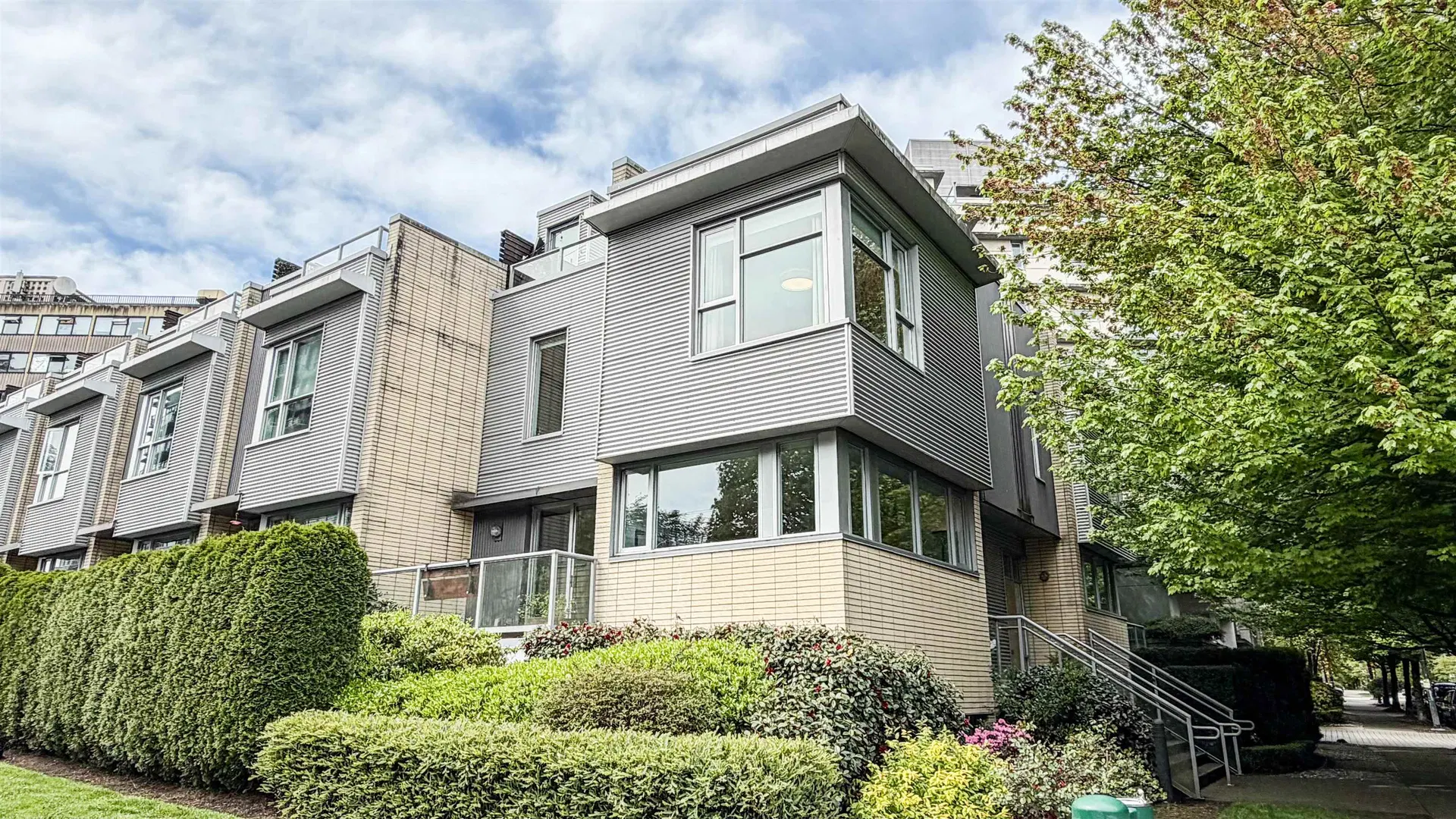 Photo 3 of 34 at 390 E 11th Avenue