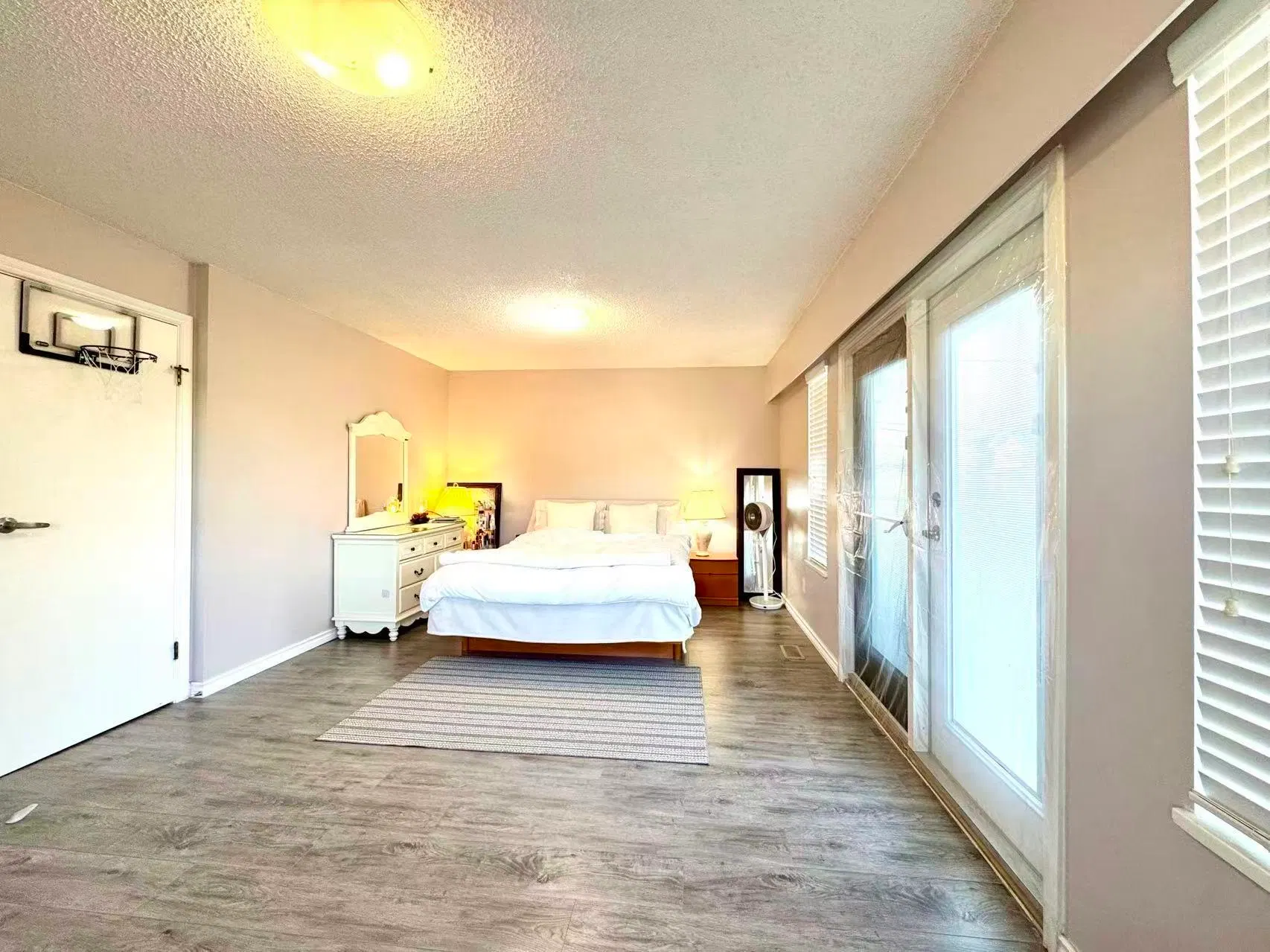 Photo 5 of 13 at 1818 Fraser Avenue