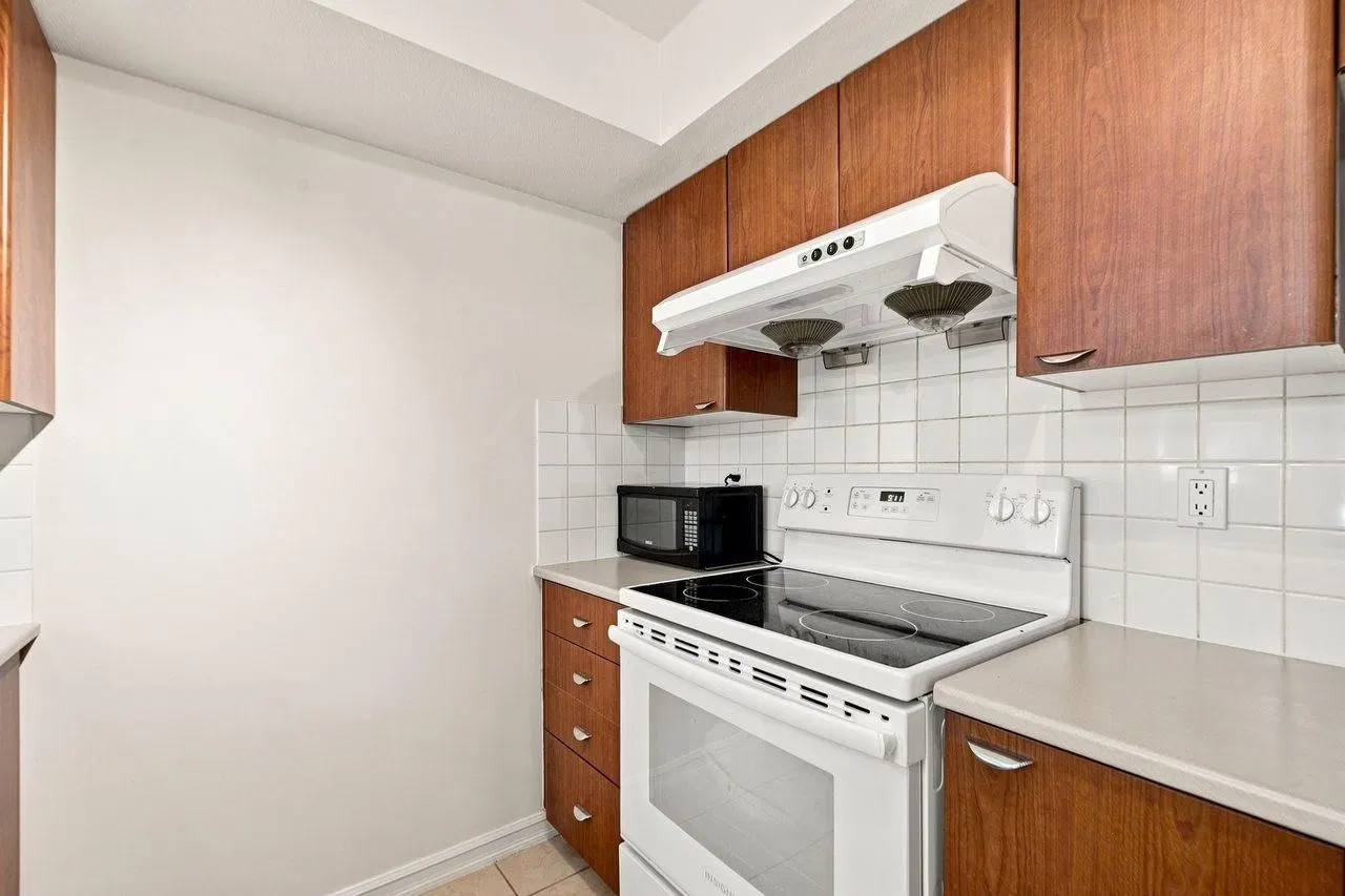 Photo 5 of 40 at #212 – 10088 148th Street