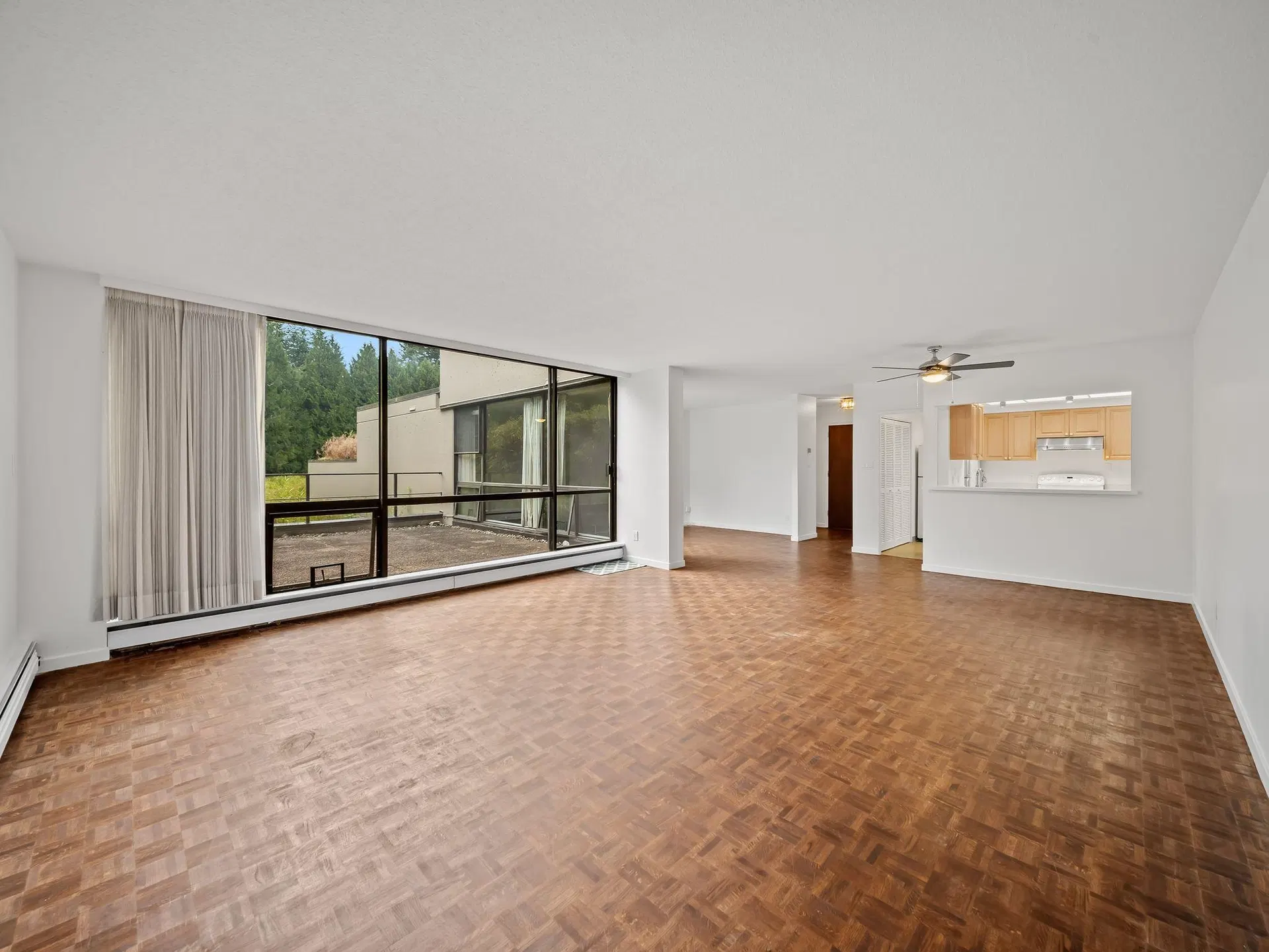 Photo 5 of 40 at #106 – 4900 Cartier Street