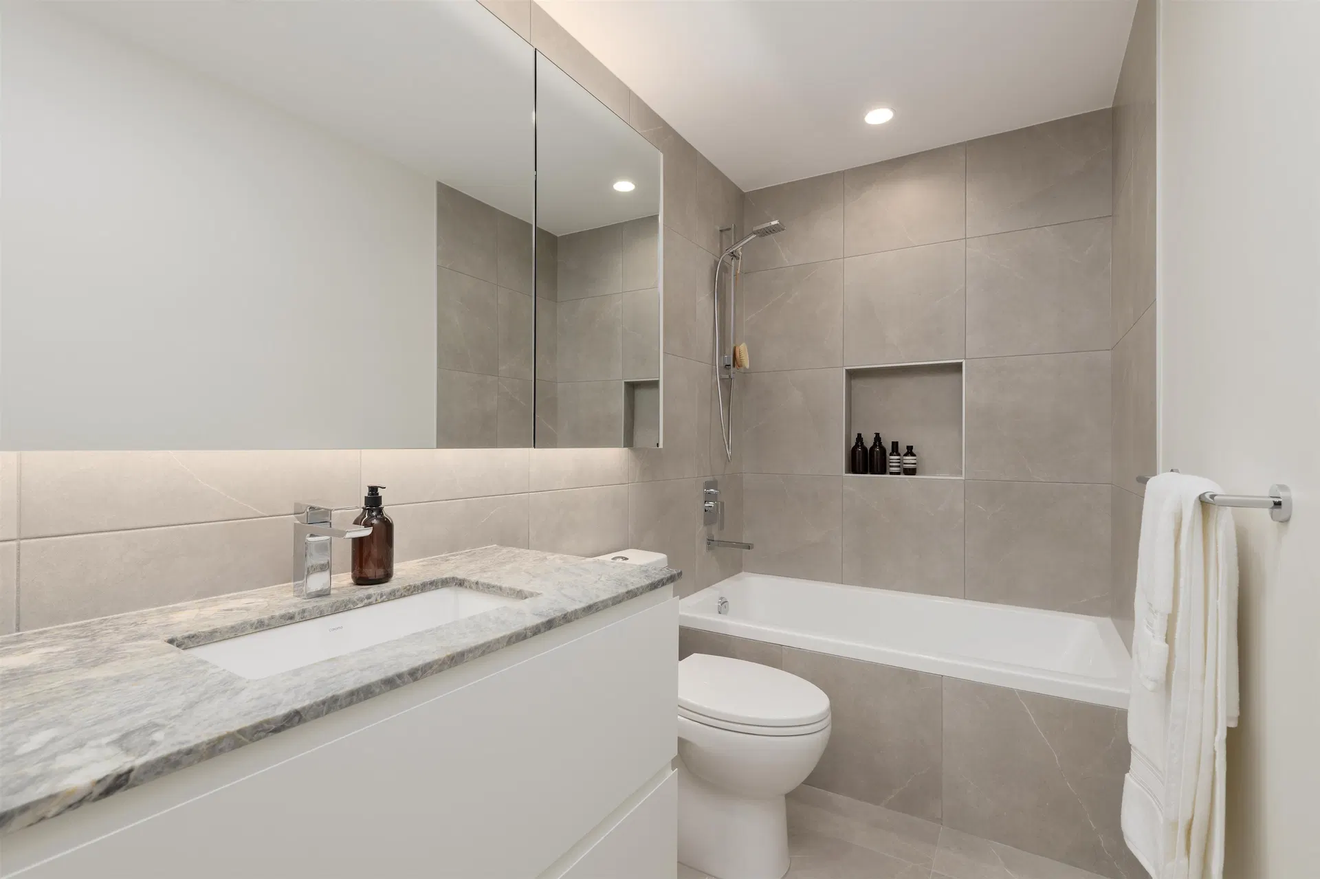 Photo 5 of 14 at #1509 – 1175 Pinetree Way