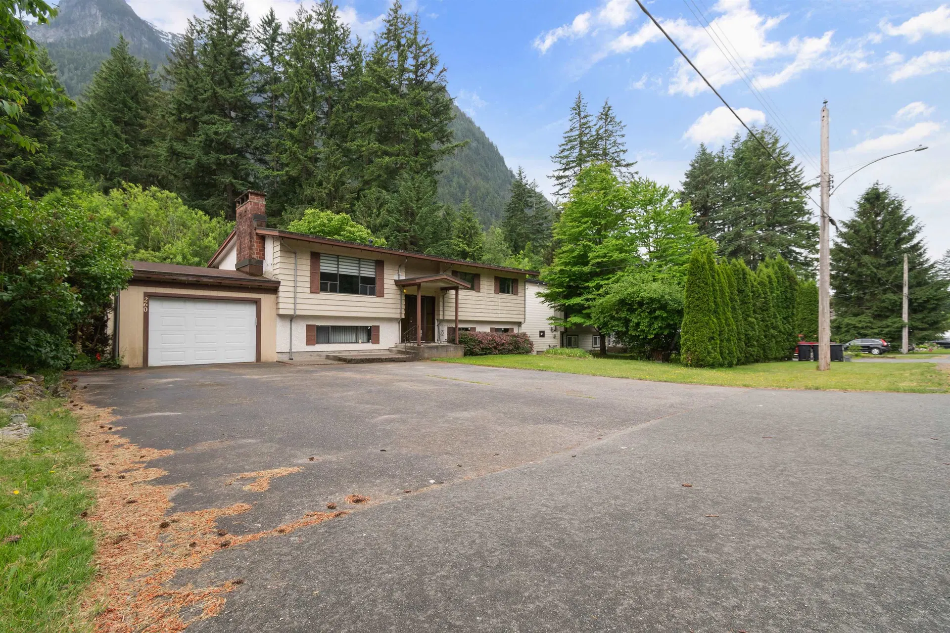 Photo 1 of 40 at 260 Robertson Crescent