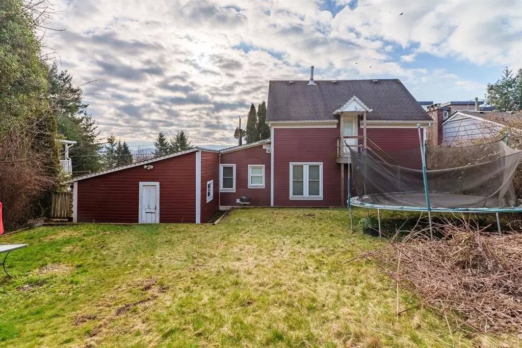 Photo 3 of 6 at 33163 3rd Avenue