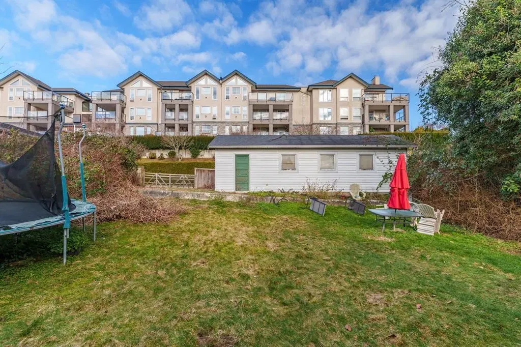 Photo 4 of 6 at 33163 3rd Avenue
