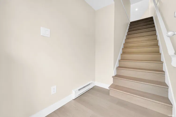 Photo 5 of 27 at #302 – 8600 Westminster Highway