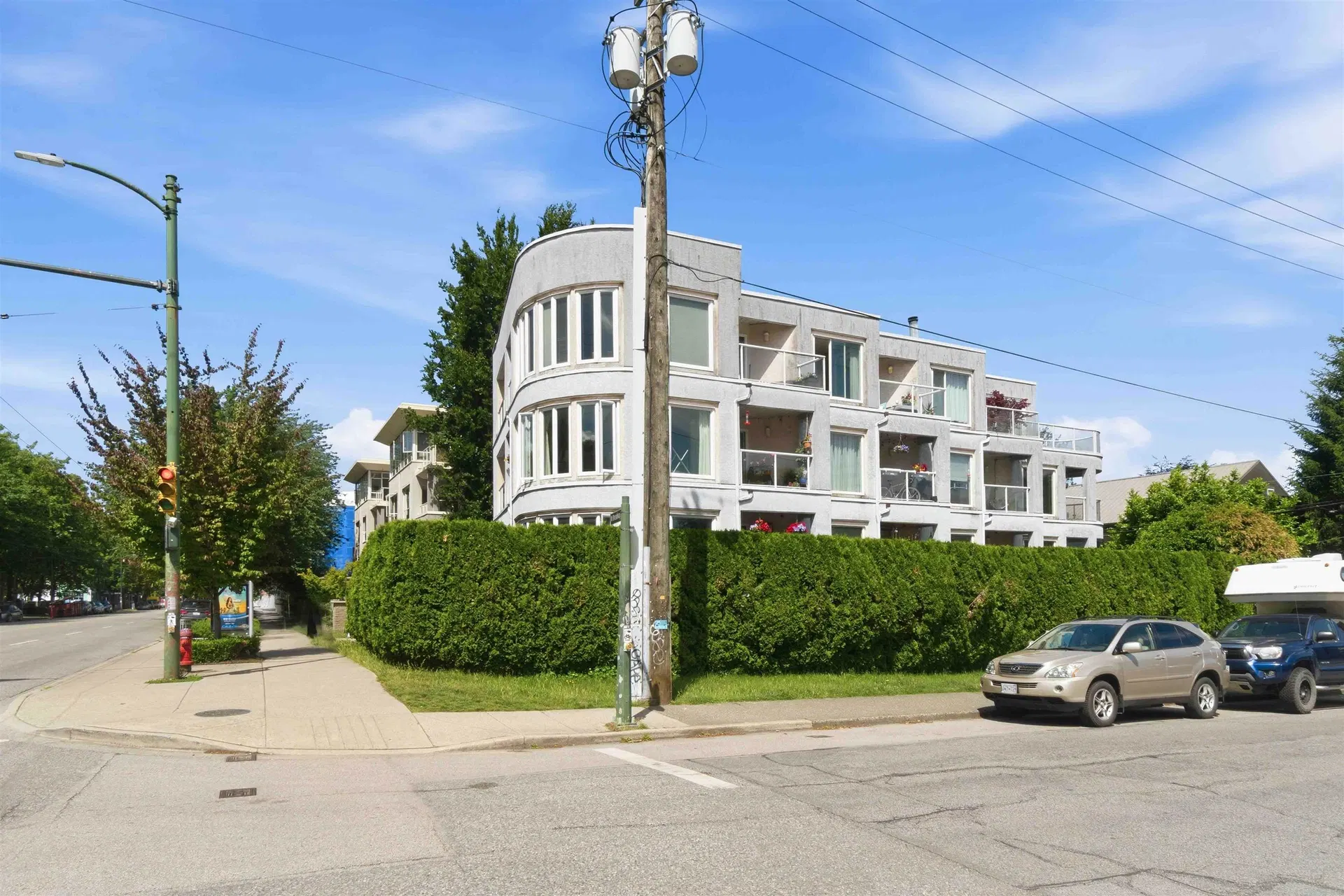 Photo 4 of 40 at #402 – 3505 W Broadway